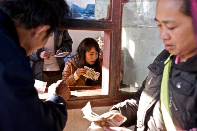 At the bus station, Udomxai