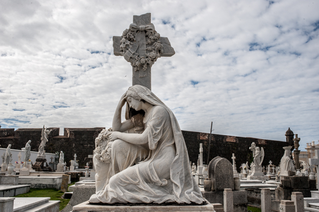 A grave marker in the Santa María Magdalena de Pazzis Cemetery